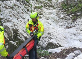 Escursionista precipita per 15 metri ungo il sentiero delle tre grotte a Nocera Superiore