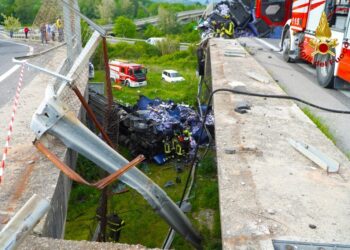 Autotreno precipita da un viadotto di 15 metri sulla Fondo Valle Sele: è grave l’autista