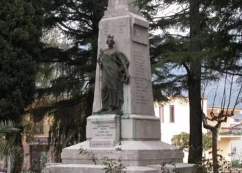 Sapri, imbrattato il monumento ai caduti con scritte di stampo anarchico