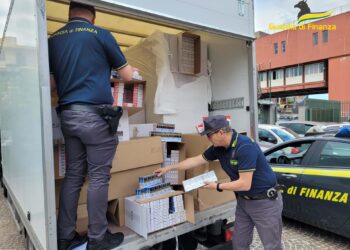 Trasportava circa 2 tonnellate di sigarette di contrabbando: arrestato