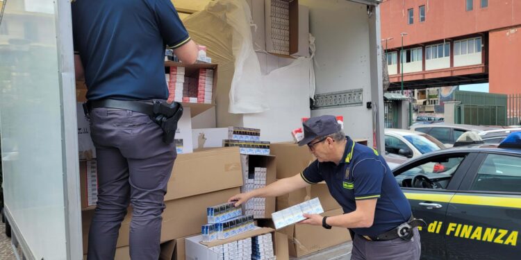 Trasportava circa 2 tonnellate di sigarette di contrabbando: arrestato