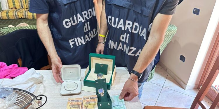 Usura, estorsione e intestazione fittizia di attività commerciali. Imprenditore salernitano finisce nei guai a Bologna