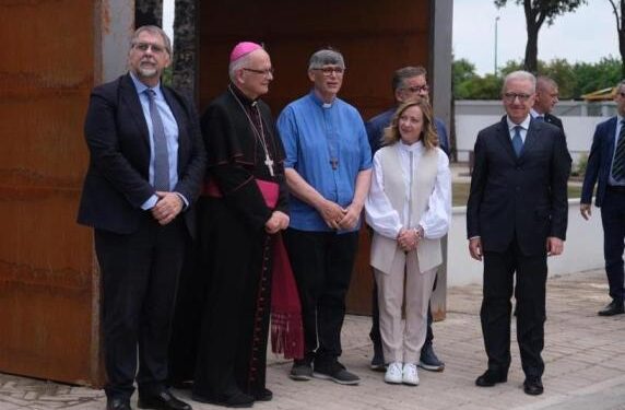 Tra le autorità che accolgono la Meloni a Caivano anche Mons. Angelo Spinillo