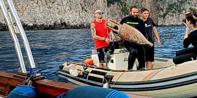 Palinuro, recuperata in mare un’anfora romana. Era ad 81 metri di profondità