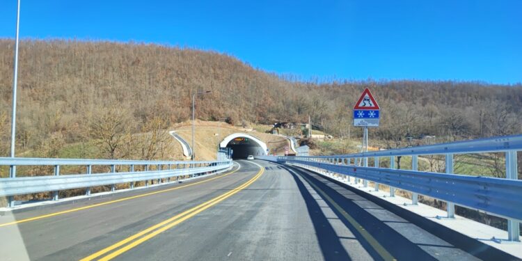 Brienza -Tito: auto fuori strada, feriti tre giovani