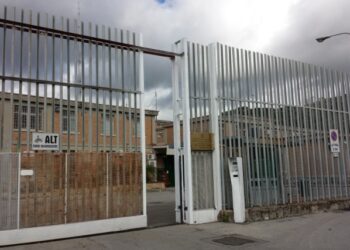 Ennesimo episodio di violenza nel carcere di Fuorni. Detenuto incendia la cella e aggredisce dei poliziotti