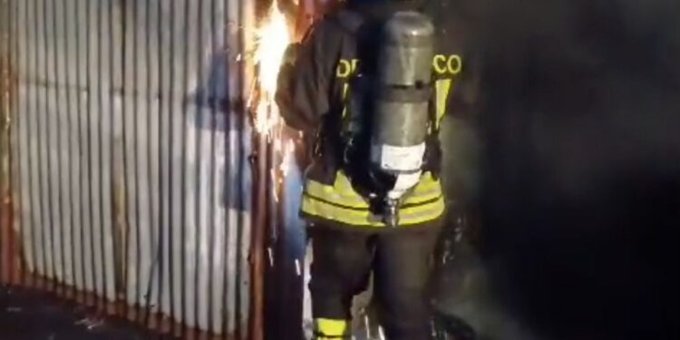 Paura a Pagani, incendio divampato in un deposito