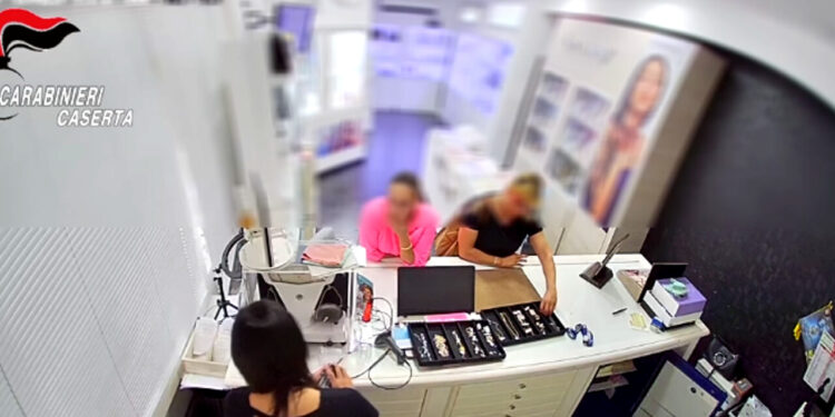Colpo in una gioielleria: arrestate due donne di Padula. In manette anche un valdianese per lesioni