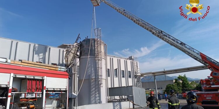 Salerno. Esplode silos di bitume e fuoriesce gas. Provvidenziale intervento dei Vigili del Fuoco