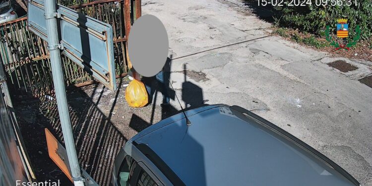 Contrasto all’abbandono di rifiuti a Salerno. Le fototrappole “catturano”gli incivili