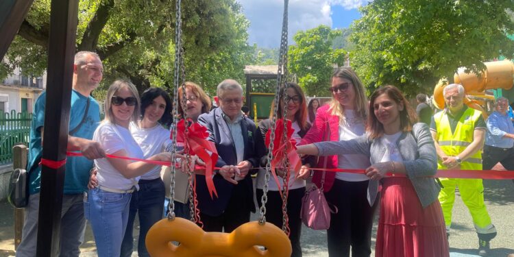 Festa di Primavera: a Sant’Arsenio l’inaugurazione di un’altalena inclusiva