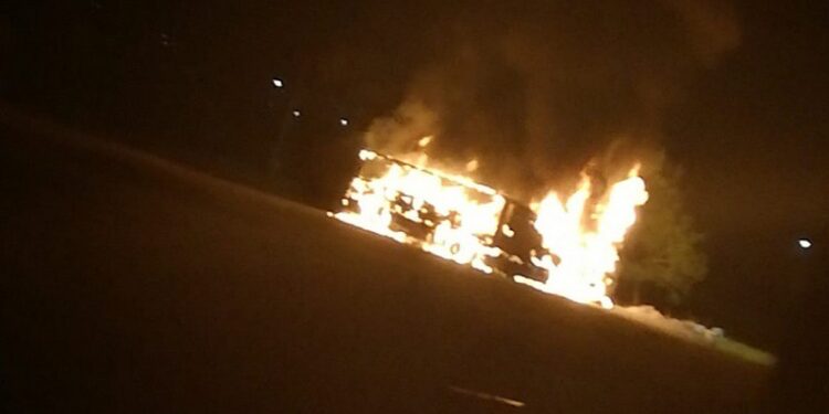 Tre camion in fiamme a Teggiano. Erano parcheggiati in un’azienda