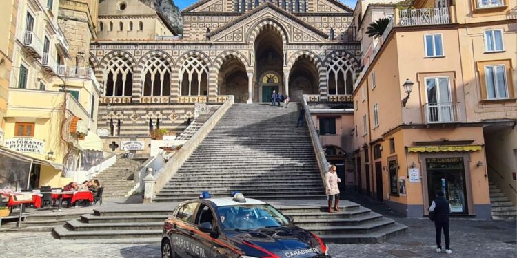Nascondeva droga in un marsupio. Un arresto per spaccio ad Amalfi