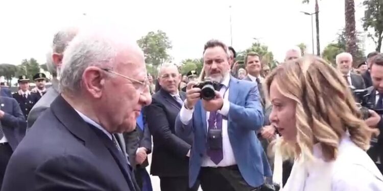 De Luca risponde alla Meloni: “Ha voluto comunicare la sua vera identità”