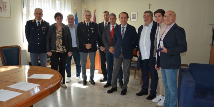 Potenza: medaglie di commiato consegnate a tre poliziotti in pensione