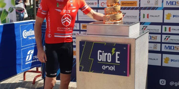 Un cicloamatore di Polla, Giuseppe Panzella, in una tappa del Giro-E