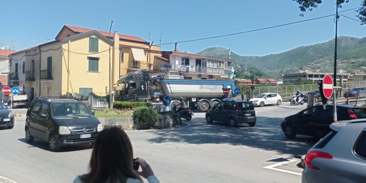 Cade dallo scooter e muore. Noto fisioterapista salernitano perde la vita a Cava de’ Tirreni
