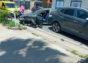 Traffico in tilt sul lungomare di Salerno: violento scontro tra auto e moto