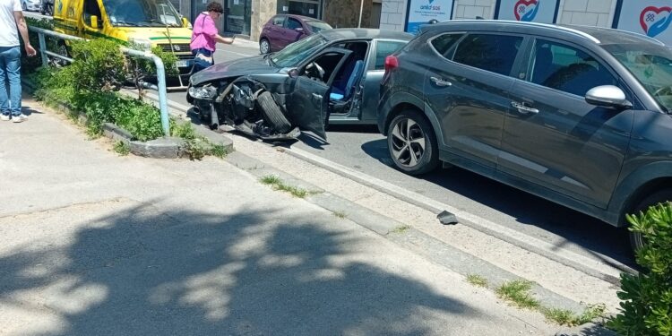 Traffico in tilt sul lungomare di Salerno: violento scontro tra auto e moto
