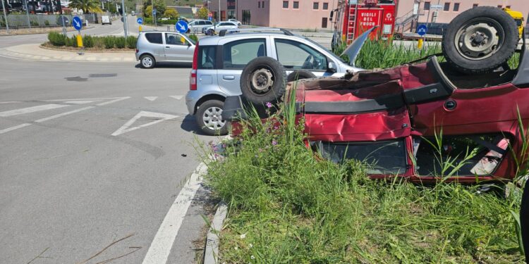 Scontro tra due auto a Polla, una si ribalta: un ferito
