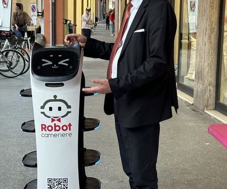 Il robot cameriere creato a Padula conquista il “Modena winefood”