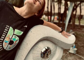 Gli applausi del ministro Sangiuliano e della sua scuola di Caggiano alla scultrice Antonella Carucci