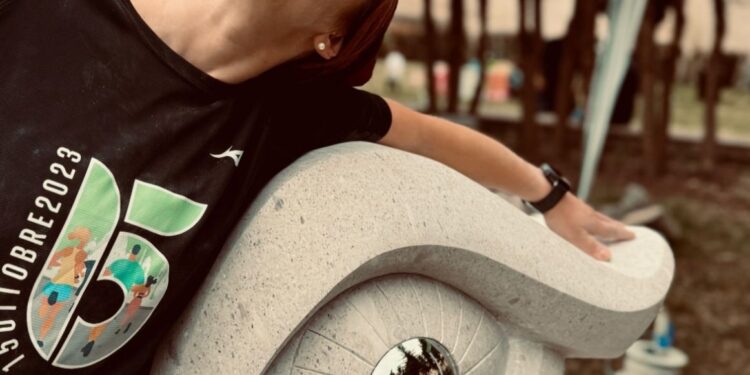 Gli applausi del ministro Sangiuliano e della sua scuola di Caggiano alla scultrice Antonella Carucci