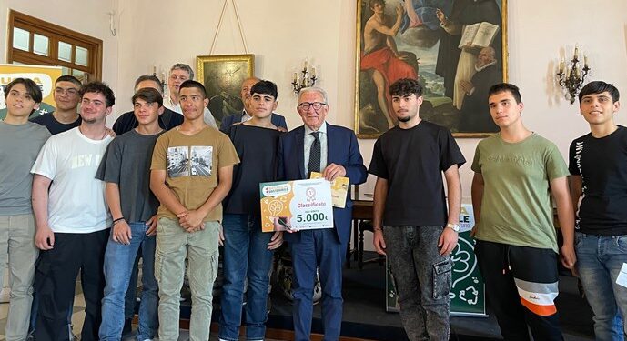 La Monte Pruno e Metellia Servizi assegnano al  Della Corte – Vanvitelli di Cava de’ Tirreni il premio “+Scuola +Sostenibile – Accendi la tua idea per il futuro”