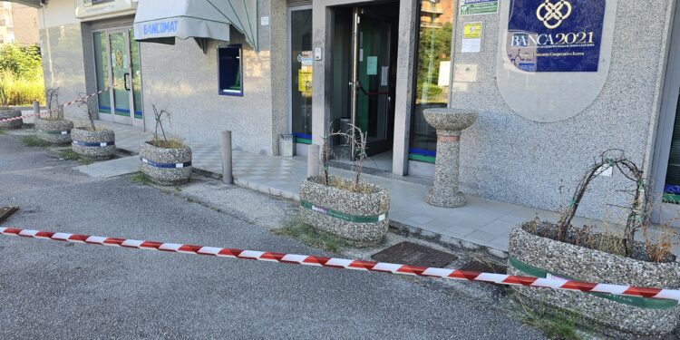 Colpo in banca a Polla ma i ladri non trovano i soldi