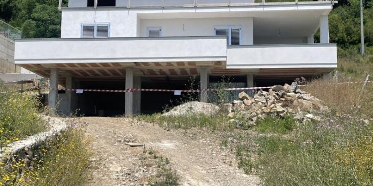 Sequestrato un prefabbricato nel comune di Santa Marina