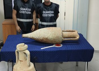 Trovate due anfore antiche in casa di un sub sportivo a Palinuro. Scatta il sequestro
