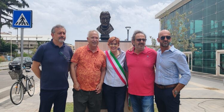 Battipaglia dedica un busto in onore di Antonio de Curtis, in arte Totò