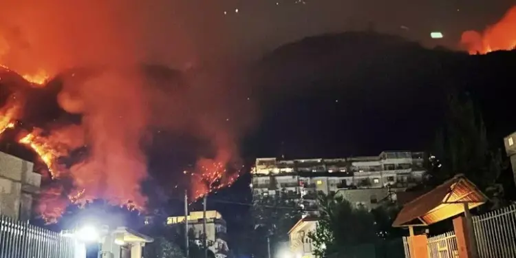 Incendio ai Camaldoli: 100 operatori al lavoro per spegnerlo