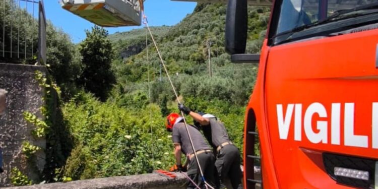 Cade con lo scooter da un ponte di 10 metri: paura per una ragazza tra Eboli ed Olevano