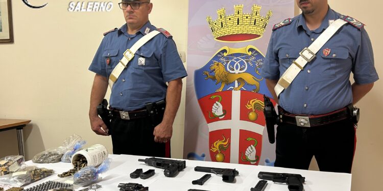 Detiene illegalmente un mitra e otto pistole. Arrestato a Pagani un 48enne
