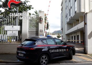 Salerno. Sullo scooter senza assicurazione: cerca di scappare e aggredisce i carabinieri