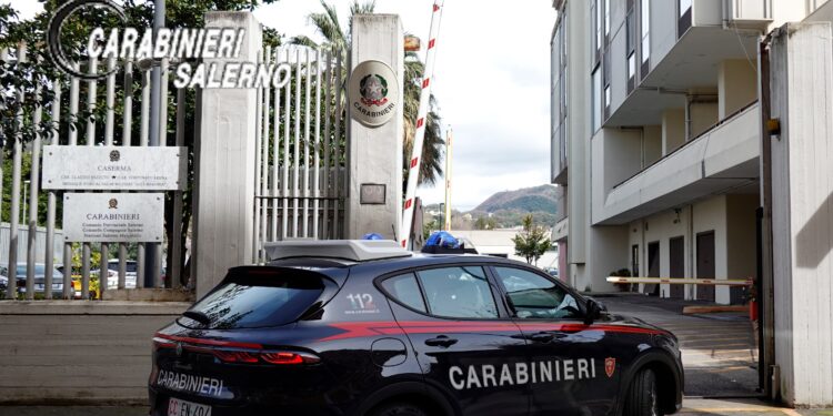 Salerno. Sullo scooter senza assicurazione: cerca di scappare e aggredisce i carabinieri