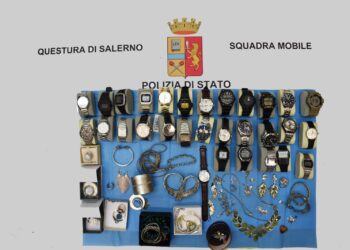 Arrestati a Salerno mentre uscivano dall’appartamento appena rapinato