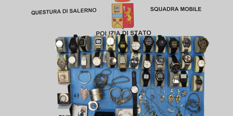 Arrestati a Salerno mentre uscivano dall’appartamento appena rapinato