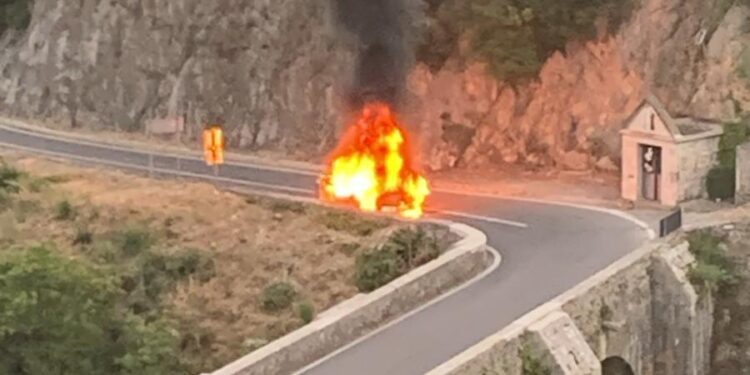 Paura a Pertosa, brucia un’auto. Salvi mamma e figlio
