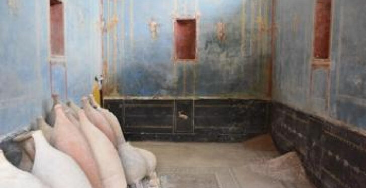 L’età della nostalgia. Riaffiora a Pompei un sacrario dalle pareti blu