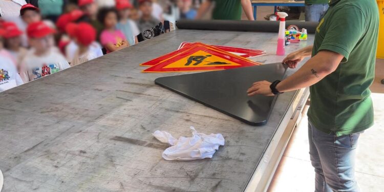 Imparare la sicurezza stradale da vicino: la Scuola Primaria di Sant’Arsenio in visita ad Infravie per scoprire l’importanza dei segnali stradali