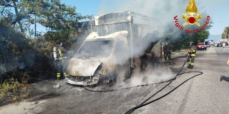 In fiamme furgone che trasportava materassi: paura a Montecorvino