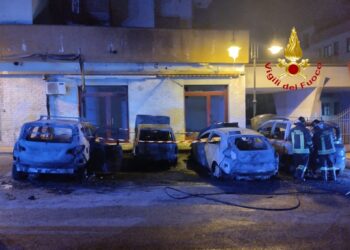 Tre auto distrutte da un incendio a San Cipriano Picentino: si indaga