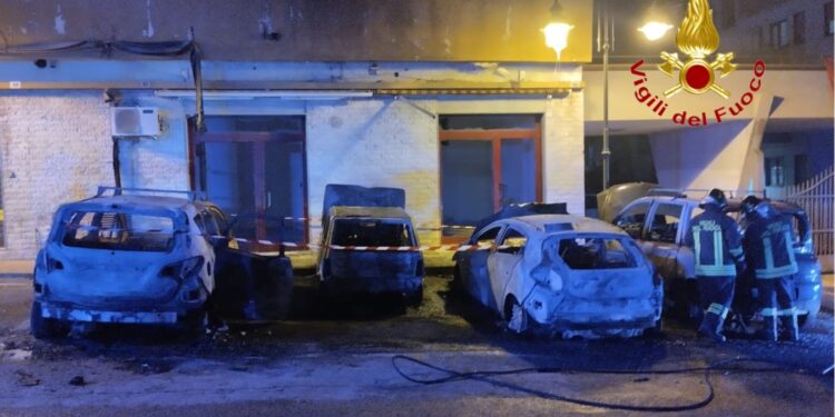 Tre auto distrutte da un incendio a San Cipriano Picentino: si indaga