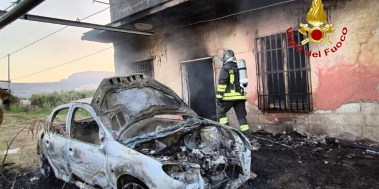 Auto in fiamme ad Eboli: il rogo coinvolge anche un casolare