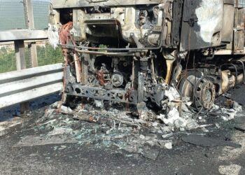 Autoarticolato in fiamme sull’A2 all’altezza di Lagonegro: conducente illeso