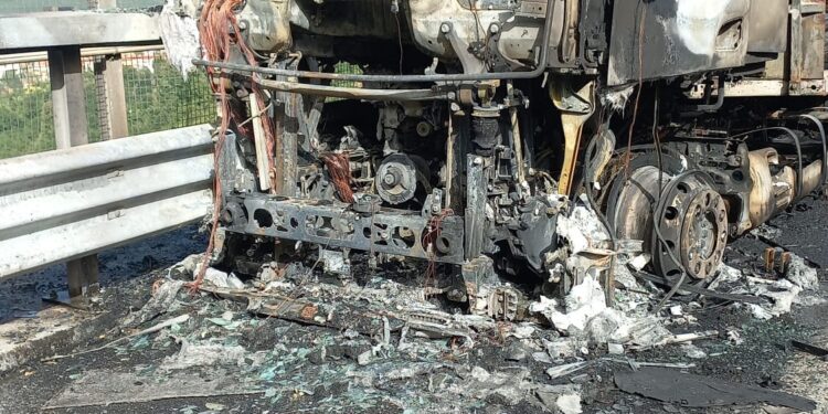Autoarticolato in fiamme sull’A2 all’altezza di Lagonegro: conducente illeso