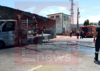 Incendio a Padula: furgone da cantiere prende fuoco. L’intervento dei Vigili del Fuoco