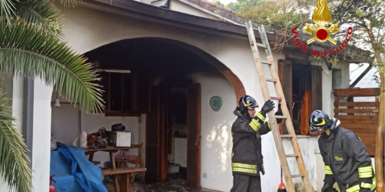 Incendio in una casa ad Ascea. Paura ma nessun ferito